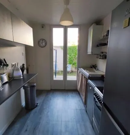Bel appartement 2 chambres et cour privée Apartamento